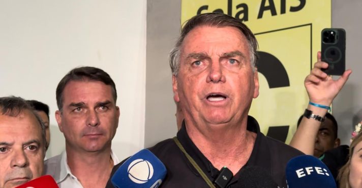 Bolsonaro nega discussão de golpe e critica indiciamento pela PF como grave e injusto