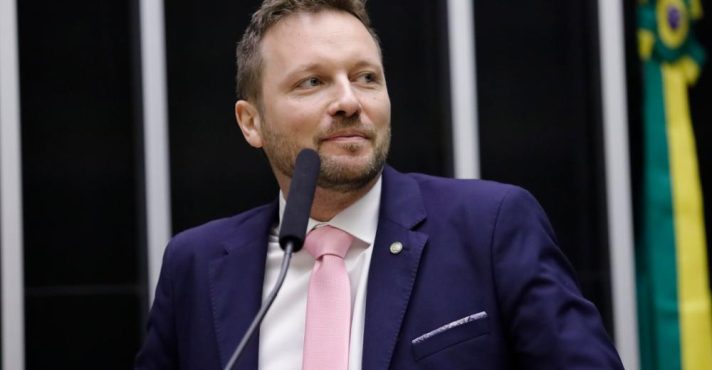 Marcon alerta sobre riscos da PEC da jornada 6×1 para crianças e educação no Brasil