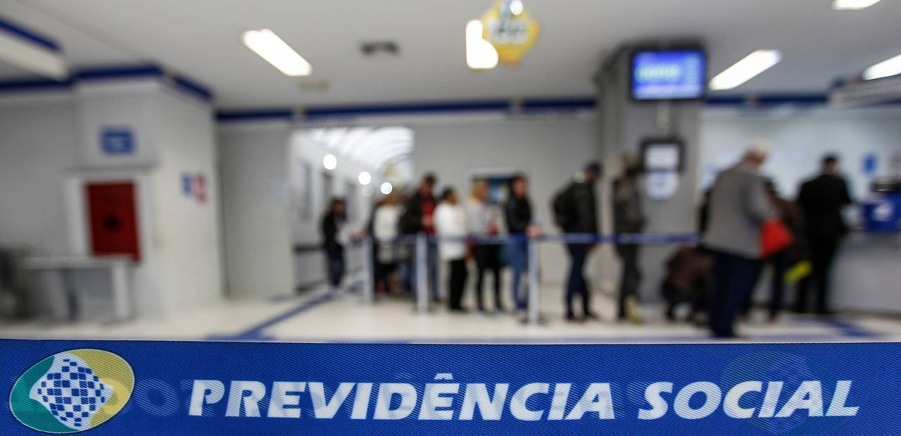 Fila do INSS atinge o maior crescimento em meses: 1,8 milhão de pedidos e prazos aumentando.