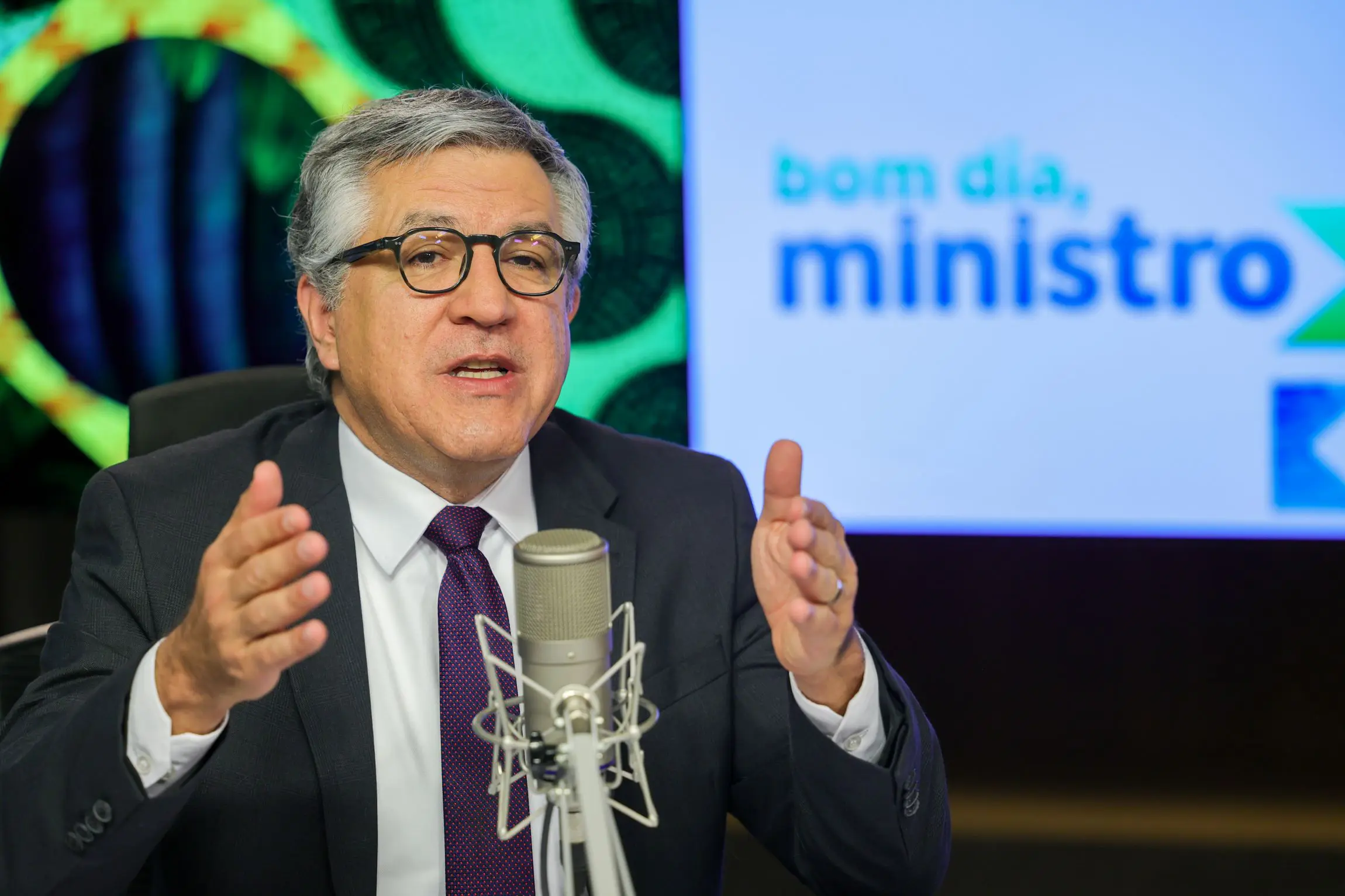 Padilha defende cortes de gastos como poda responsável e não com serra elétrica