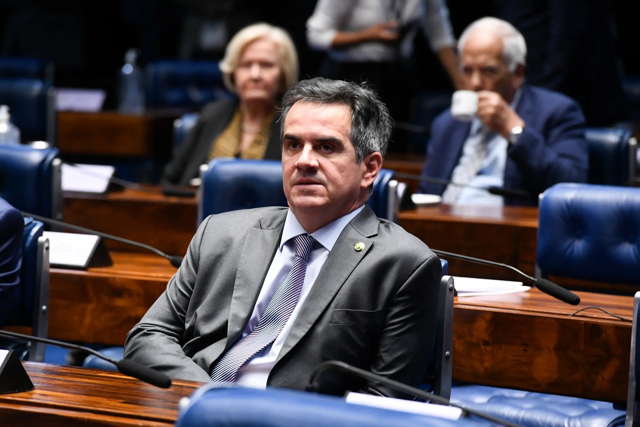 Ciro Nogueira classifica PEC da jornada 6x1 como 'inviável' e levanta questões sobre sua viabilidade econômica.