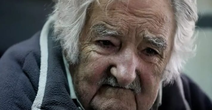 Yamandú Orsi é eleito presidente do Uruguai com apoio de Pepe Mujica e marca retorno da esquerda ao poder