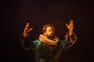 Gregorio Duvivier traz humor e reflexão sobre a língua portuguesa em O Céu da Língua