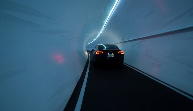 Tesla desenvolve túneis de metrô adaptados a carros elétricos em Las Vegas.