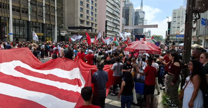 Manifestantes na Avenida Paulista Pedem Fim da Escala 6×1 Embora Utilizem Serviços que Dependem Desta Rotina