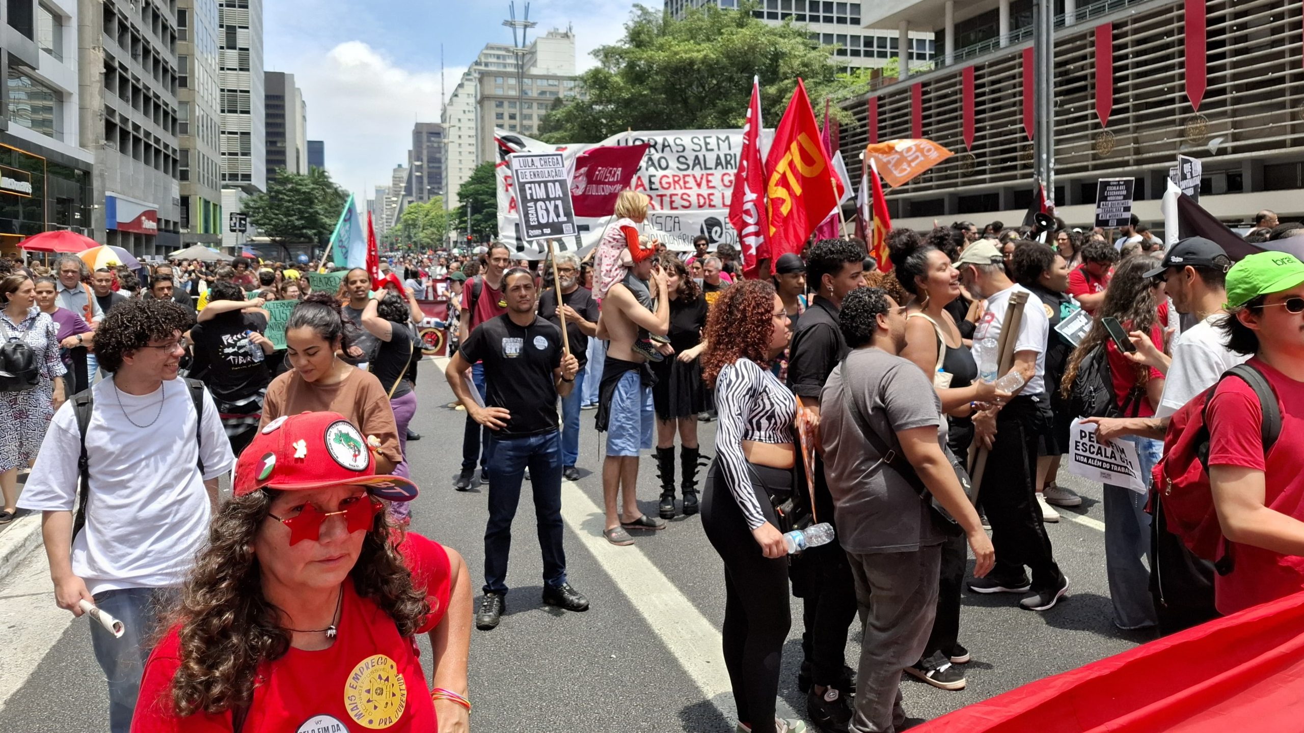 Manifestantes na Avenida Paulista Pedem Fim da Escala 6×1 Embora Utilizem Serviços que Dependem Desta Rotina