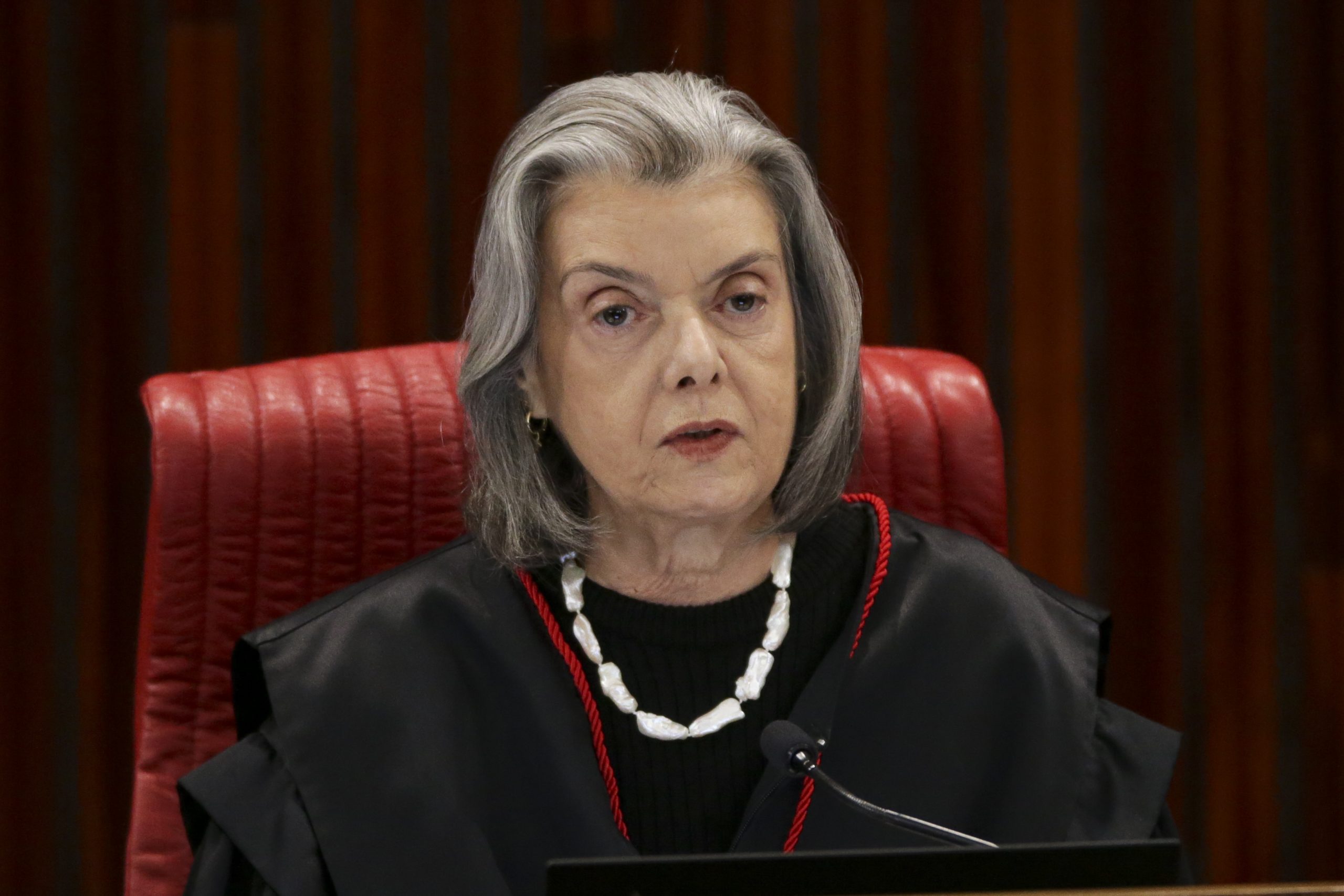 Cármen Lúcia vota, e STF fica próximo de manter prisão de Robinho