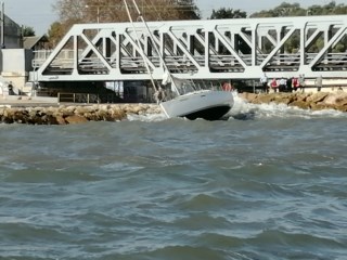 Sete Tripulantes Resgatados de Veleiro Naufragado na Cruz Quebrada em Oeiras