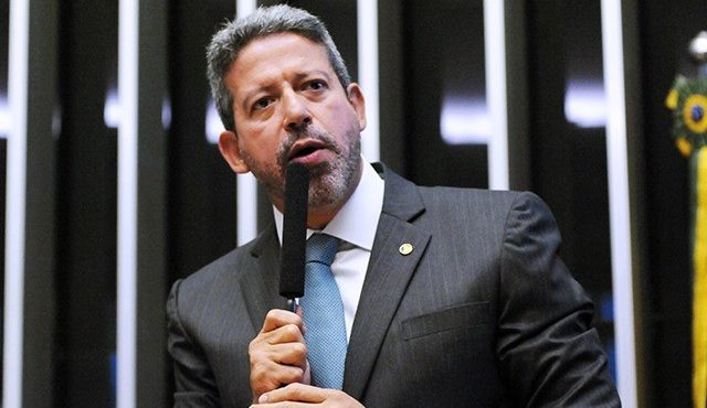 Arthur Lira assegura que projeto de anistia continua em discussão e critica a atual distribuição de ministérios do governo Lula