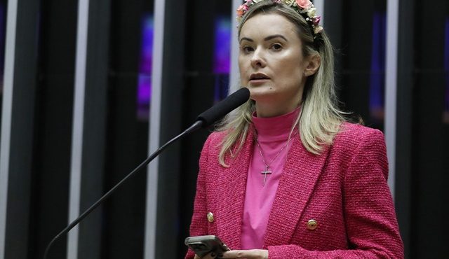 Júlia Zanatta denuncia regulamentação das redes sociais como ato de censura ao STF