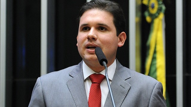 Arthur Lira assegura que projeto de anistia continua em discussão e critica a atual distribuição de ministérios do governo Lula