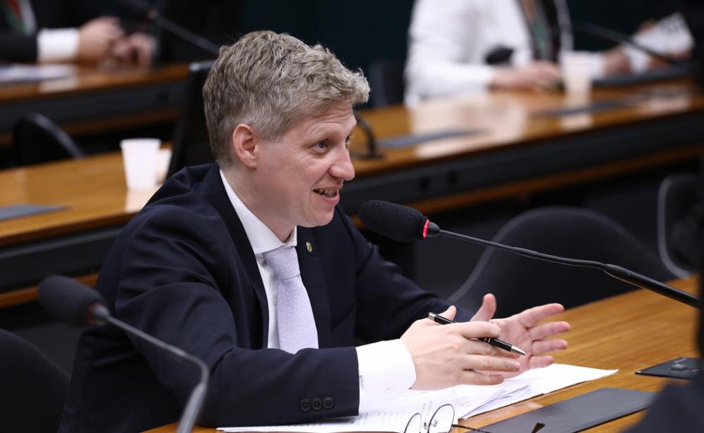 Júlia Zanatta denuncia regulamentação das redes sociais como ato de censura ao STF