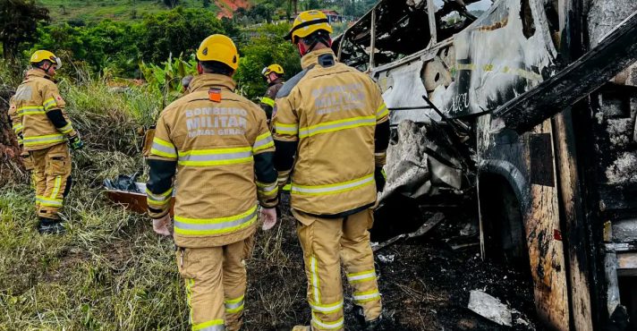 Motorista que causou acidente mortal se entrega à polícia após fuga em Minas Gerais