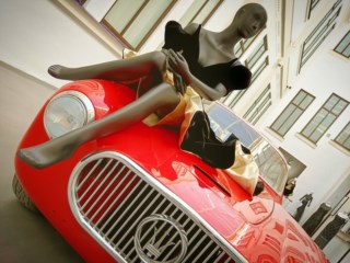 Museu em Málaga reúne automóveis antigos e moda vintage sob nova administração