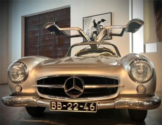 Museu em Málaga reúne automóveis antigos e moda vintage sob nova administração