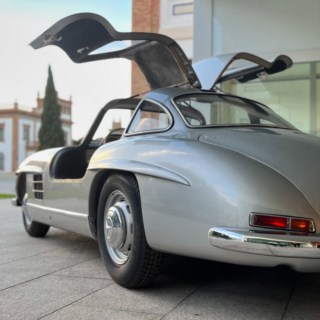 Museu em Málaga reúne automóveis antigos e moda vintage sob nova administração