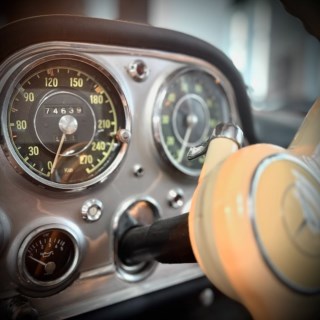 Museu em Málaga reúne automóveis antigos e moda vintage sob nova administração