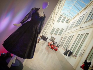 Museu em Málaga reúne automóveis antigos e moda vintage sob nova administração