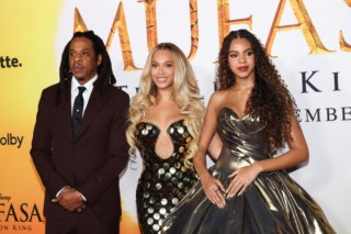 Jay-Z e Beyoncé desfilam na estreia de Mufasa enfrentando polêmica de acusações de violação