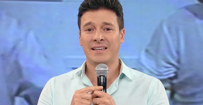 Rodrigo Faro chora em última gravação na Record após 17 anos de dedicação