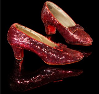 Sapatos icônicos de O Feiticeiro de Oz são vendidos por 28 milhões de dólares