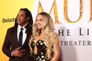 Jay-Z e Beyoncé desfilam na estreia de Mufasa enfrentando polêmica de acusações de violação