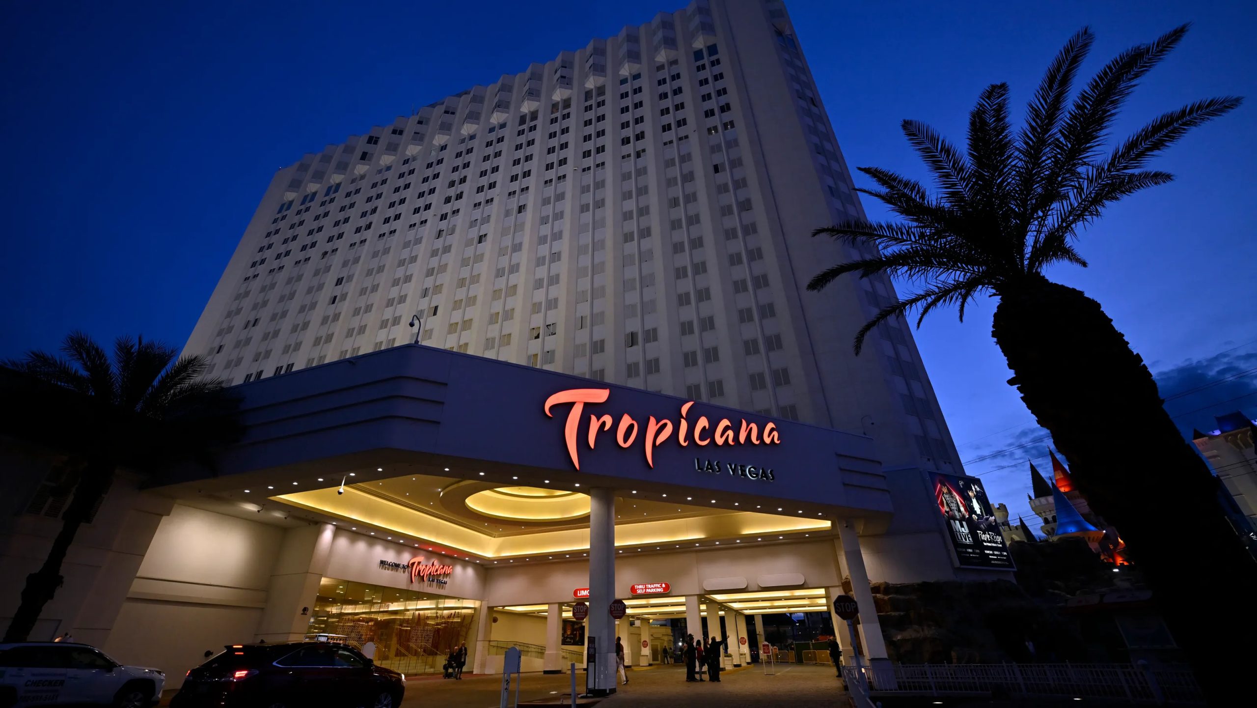 Demolição do icônico hotel Tropicana Las Vegas vira sensação nas redes sociais com implosão espetacular