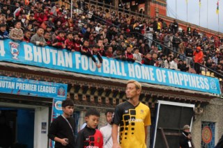 Keisuke Honda brilha no Butão com dois gols e questiona futuro no futebol local