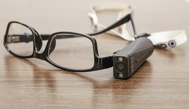 Óculos inteligentes da OrCam transformam vidas de pessoas com deficiência visual no Brasil