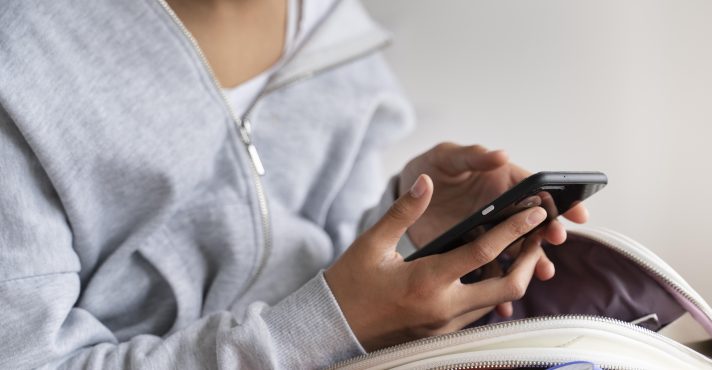 São Paulo proíbe uso de celulares em escolas: entenda a nova lei sancionada por Tarcísio