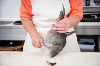 Descubra como o peixe-porco transforma uma caldeirada saborosa e sustentável