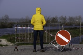 Tempestade Darragh provoca caos e morte no Reino Unido com milhões sem eletricidade