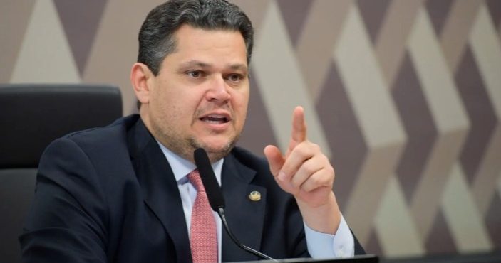 Davi Alcolumbre sob investigação por uso indevido de jatinho de empresa beneficiada com emendas na saúde