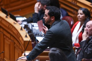 Livre propõe limitar salários no setor público para reduzir desigualdade salarial