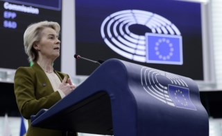 Bruxelas apresenta estratégia para aumentar competitividade da UE frente aos EUA e China