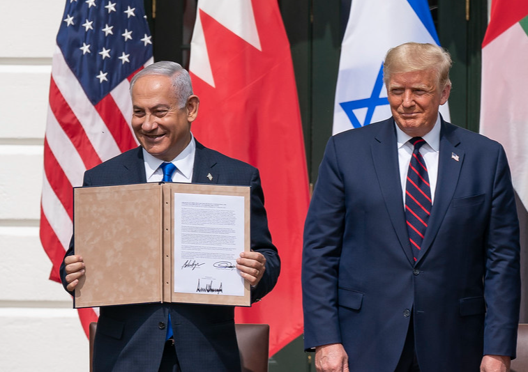 Trump autoriza o envio de bombas para Israel, revertendo decisão de Biden