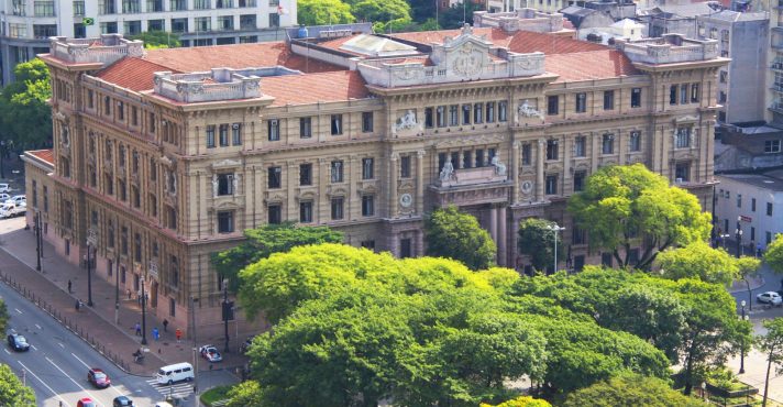 Universidade é condenada a atualizar dados de aluno trans e pagar indenização de R$ 5 mil