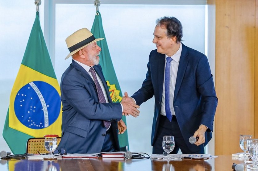 Lula sanciona lei que proíbe uso de celulares nas escolas visando saúde mental dos estudantes