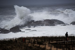 Aviso vermelho em cinco distritos por causa da depressão Hermínia e agitação marítima