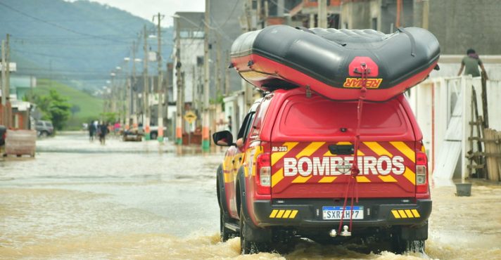 Chuvas Severas em Santa Catarina Deixam Mais de 1.300 Pessoas Fora de Casa e Causam Estado de Emergência em Vários Municípios