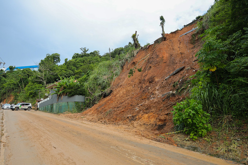 Chuvas Severas em Santa Catarina Deixam Mais de 1.300 Pessoas Fora de Casa e Causam Estado de Emergência em Vários Municípios