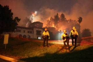 Incêndios na Califórnia causam cinco mortes e ameaçam letreiro de Hollywood
