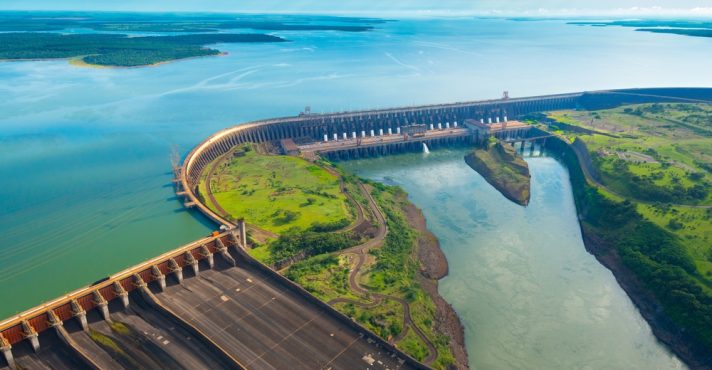 Itaipu enfrenta críticas por convênios sociais com mais bolas do que crianças atendidas