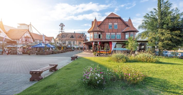 Prefeito de Blumenau busca empoderar moradores de rua e critica dependência do Bolsa Família