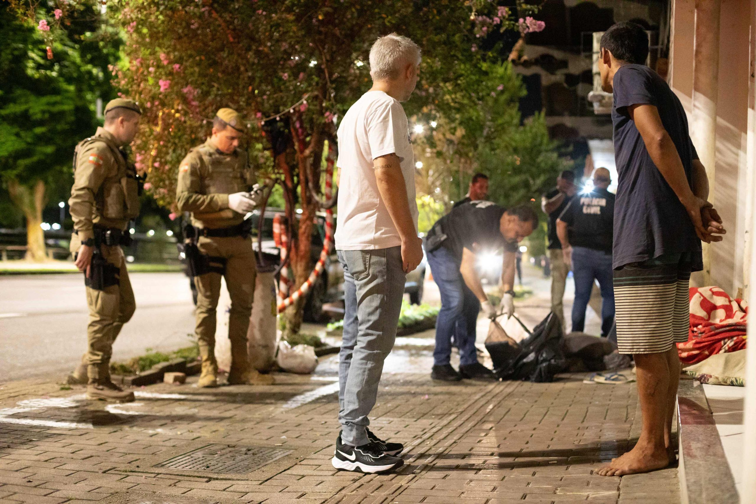 Prefeito de Blumenau busca empoderar moradores de rua e critica dependência do Bolsa Família