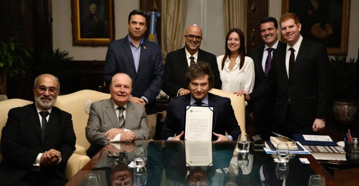 Javier Milei é eleito Economista do Ano pela Ordem dos Economistas do Brasil em 2025