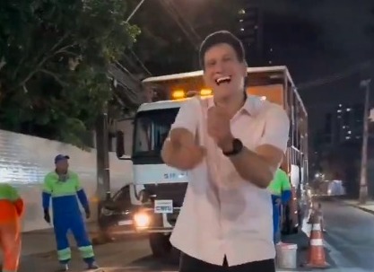 Viraliza vídeo de prefeito do Recife dançando em meio às críticas sobre violência na cidade