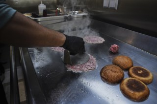 A Revolução dos Smash Burgers em Lisboa: Uma Nova Sensação Gastronômica