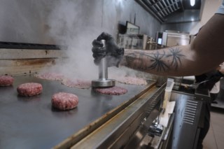 A Revolução dos Smash Burgers em Lisboa: Uma Nova Sensação Gastronômica