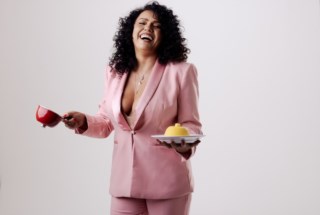 Dadá Coelho e o cuscuz: humor, histórias e identidade nordestina no palco